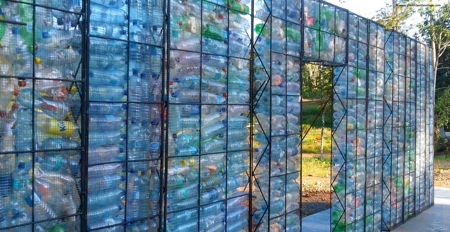 Plastic Bottle Village: Das Dorf aus recycelten Plastikflaschen