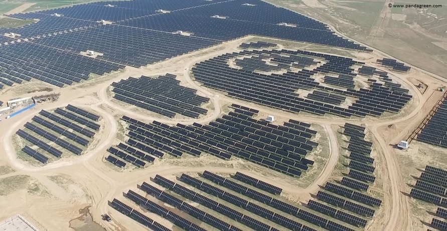 Photovoltaikanlage in China sieht aus wie riesiger Panda